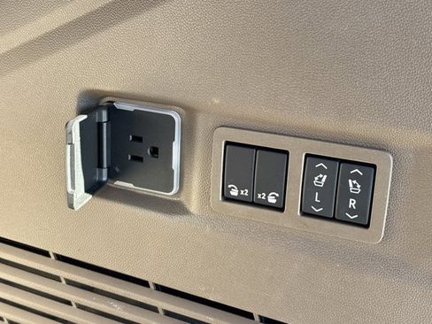 Used 2024 GMC Yukon Denali w/ Max Trailering Package image 8