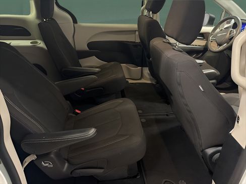 Used 2023 Chrysler Voyager LX FWD image 15
