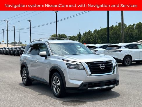 Used 2024 Nissan Pathfinder SL FWD image 9