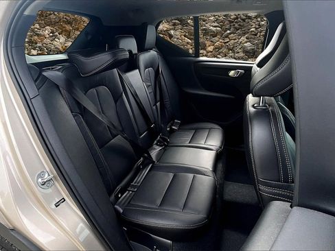 Used 2023 Volvo XC40 B5 Plus image 26