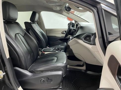 Used 2017 Chrysler Pacifica Touring-L Plus w/ Uconnect Theatre Group FWD image 25