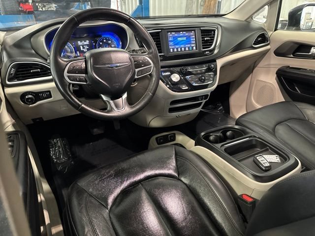 Used 2020 Chrysler Pacifica Touring-L FWD image 7