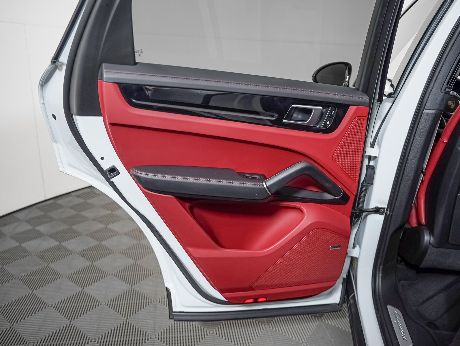 Certified 2023 Porsche Cayenne Coupe AWD/4WD image 28