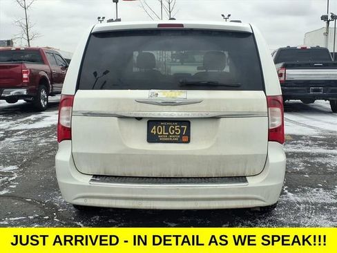 Used 2014 Chrysler Town & Country Touring-L w/ Driver Convenience Group image 5