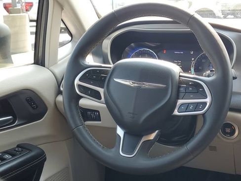 Used 2023 Chrysler Pacifica Touring-L FWD image 29