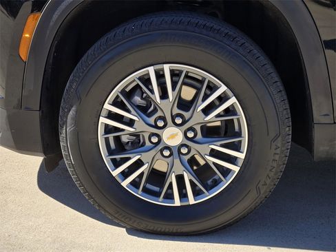 Used 2025 Chevrolet Traverse LT image 17