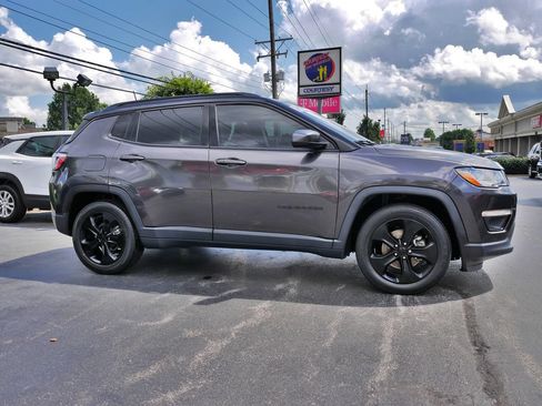 Used 2019 Jeep Compass Latitude FWD image 4