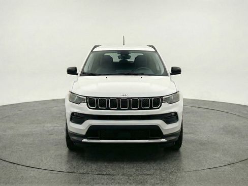Used 2025 Jeep Compass Latitude AWD/4WD image 2