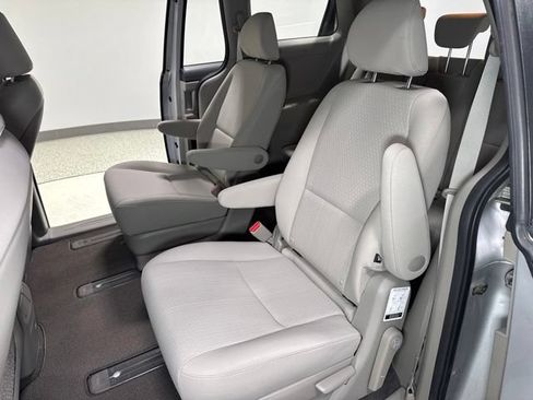 Used 2018 Kia Sedona L FWD image 2