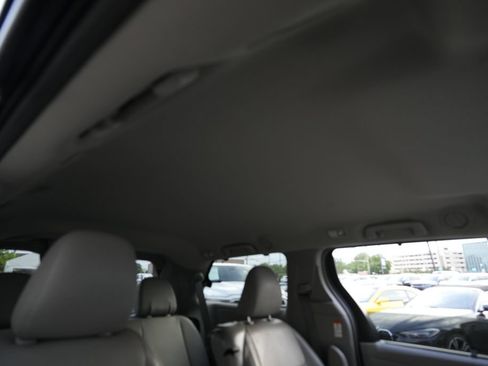 Used 2017 Toyota Sienna XLE Premium FWD image 28