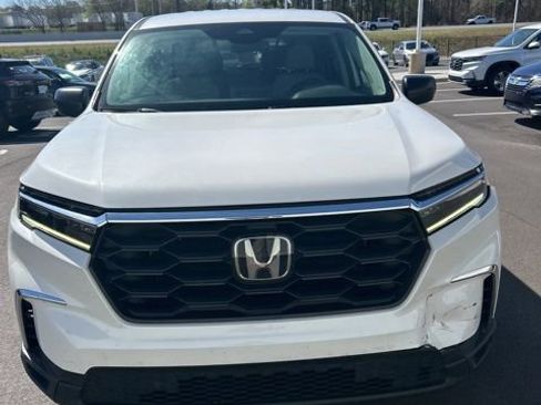 Used 2023 Honda Pilot LX image 2