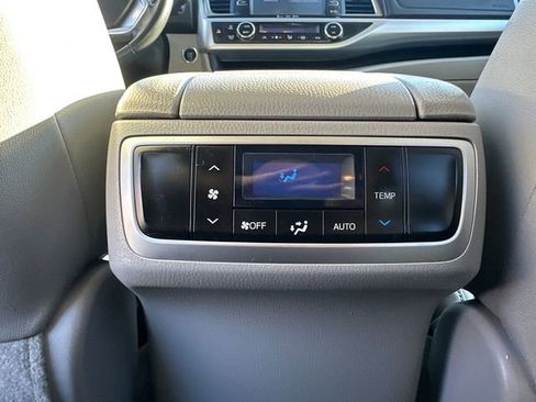 Certified 2019 Toyota Highlander XLE w/ Carpet Mat Package (TMS) image 19