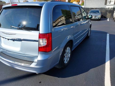 Used 2013 Chrysler Town & Country Touring image 12