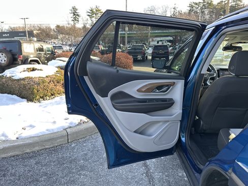 Used 2020 GMC Terrain SLE w/ Driver Convenience Package image 29