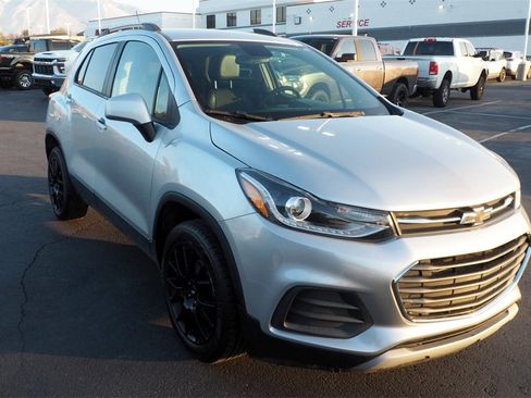 Used 2022 Chevrolet Trax LT w/ Driver Confidence Package image 3