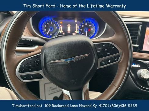 Used 2018 Chrysler Pacifica Limited w/ Tire & Wheel Group FWD image 17