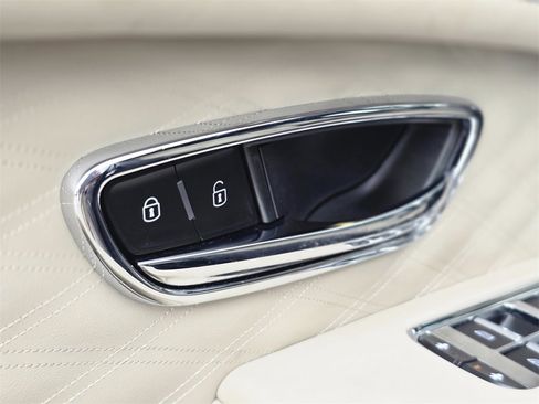 Used 2023 Bentley Bentayga Extended Wheelbase image 29