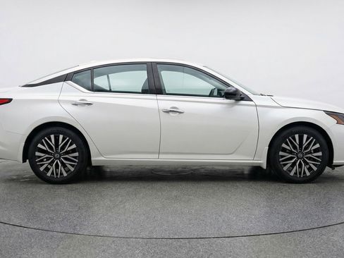 Used 2025 Nissan Altima 2.5 SV image 11