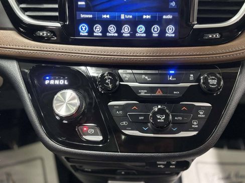 Used 2017 Chrysler Pacifica Limited FWD image 48