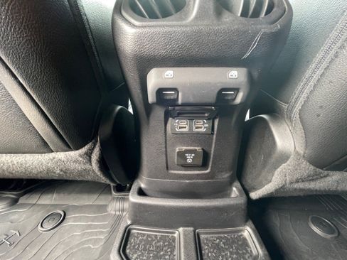 Used 2019 Jeep Wrangler Unlimited Sahara AWD/4WD image 16