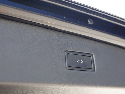 Used 2022 Volkswagen Tiguan SE image 4