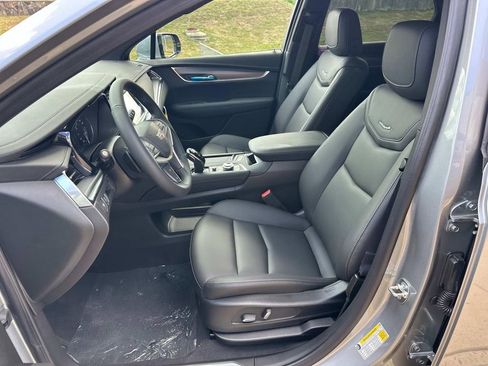 New 2025 Cadillac XT5 Luxury image 14