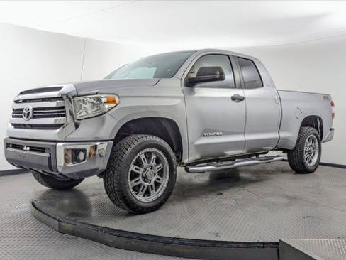 Used 2017 Toyota Tundra SR5 w/ SR5 Upgrade Package RWD image 2