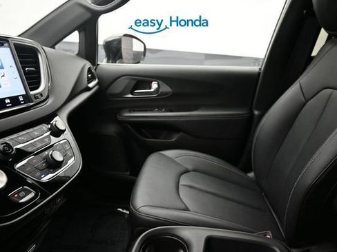 Used 2025 Chrysler Pacifica Select FWD image 13