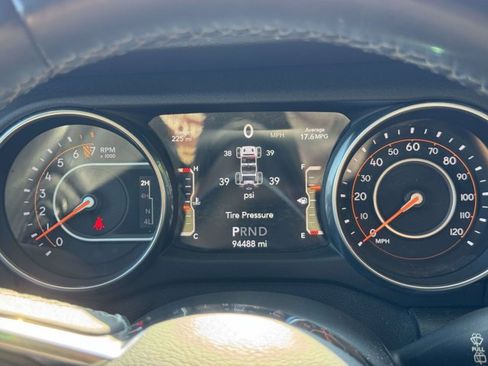 Used 2018 Jeep Wrangler Unlimited Sahara AWD/4WD image 19
