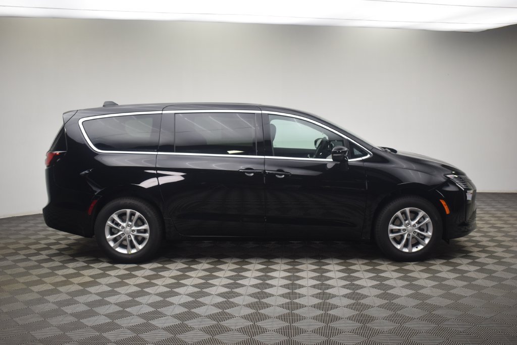 New 2027 Chrysler Pacifica Select AWD/4WD image 3