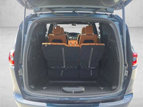 Used 2023 Chrysler Pacifica Pinnacle image 18