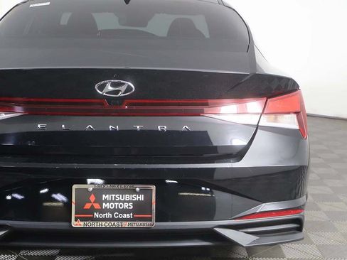 Used 2022 Hyundai Elantra SEL w/ Convenience Package FWD image 16