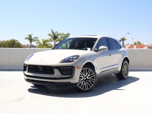 Certified 2025 Porsche Macan image 1