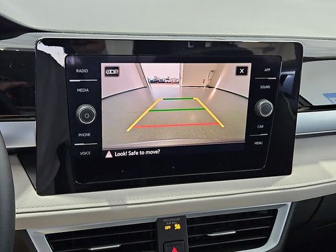 Certified 2025 Volkswagen Taos SE FWD image 18