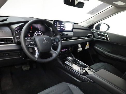 New 2025 Mitsubishi Outlander SE image 5