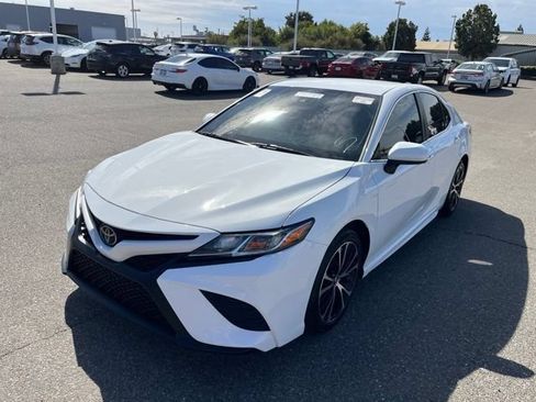 Used 2018 Toyota Camry SE FWD image 1
