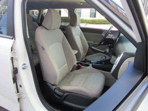 Used 2023 Kia Soul LX w/ LX Technology Package image 18