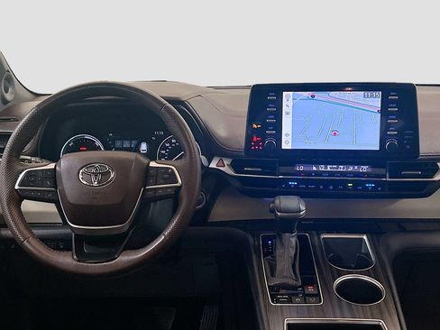 Used 2023 Toyota Sienna Platinum FWD image 22