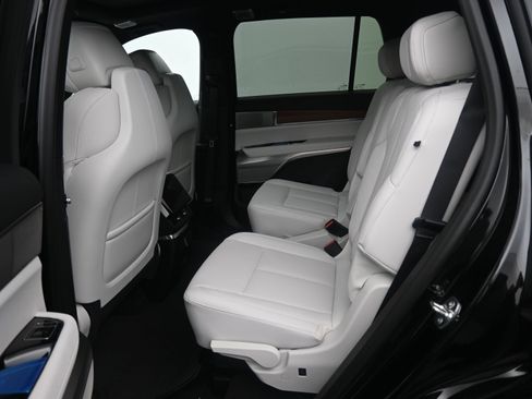 New 2026 Cadillac Vistiq Luxury w/ LPO, Floor Liner Package image 9