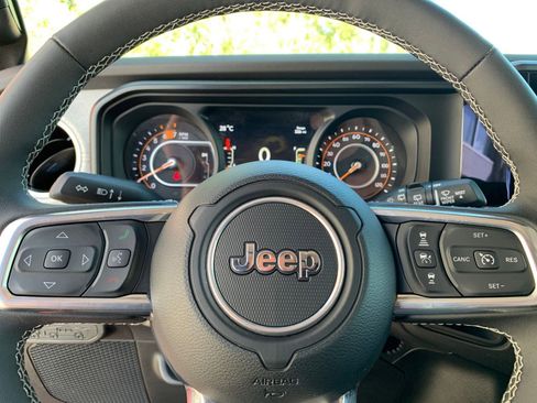 Used 2025 Jeep Wrangler Sahara image 27