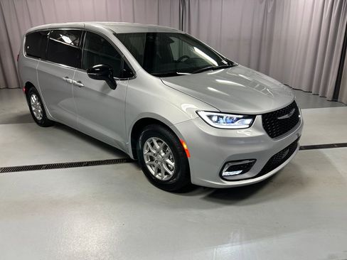 New 2026 Chrysler Pacifica Select image 1