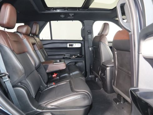 Used 2022 Ford Explorer Platinum w/ Equipment Group 601A AWD/4WD image 16