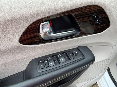 Used 2024 Chrysler Pacifica Limited FWD image 27