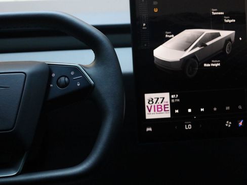 Used 2025 Tesla Cybertruck AWD Crew Cab image 38
