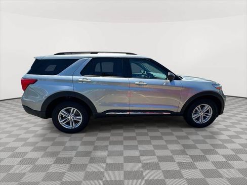 Used 2023 Ford Explorer XLT w/ Class IV Trailer Tow Package AWD/4WD image 2