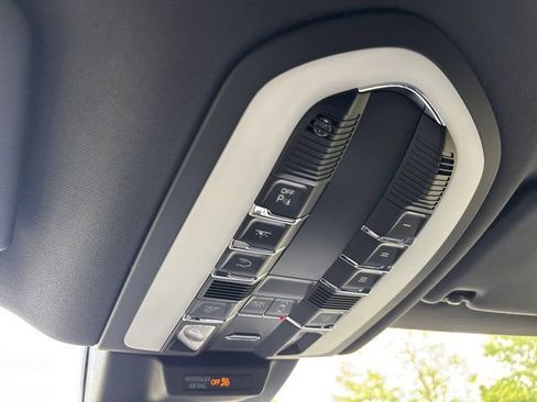 Used 2024 Porsche Macan AWD/4WD image 39