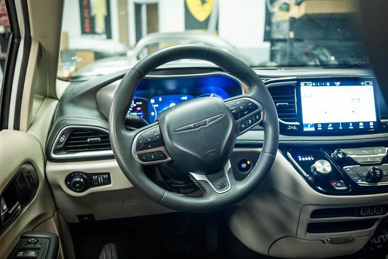 Used 2024 Chrysler Pacifica Limited FWD image 15