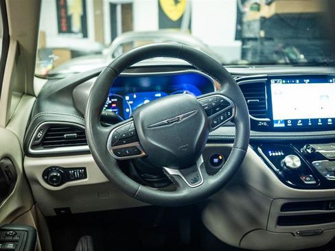 Used 2024 Chrysler Pacifica Limited FWD image 15
