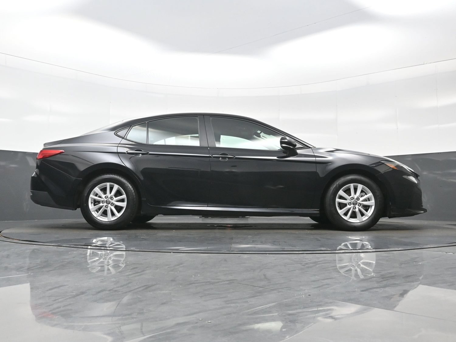 Used 2025 Toyota Camry LE FWD image 33