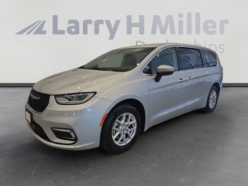 Used 2023 Chrysler Pacifica Touring-L FWD image 1
